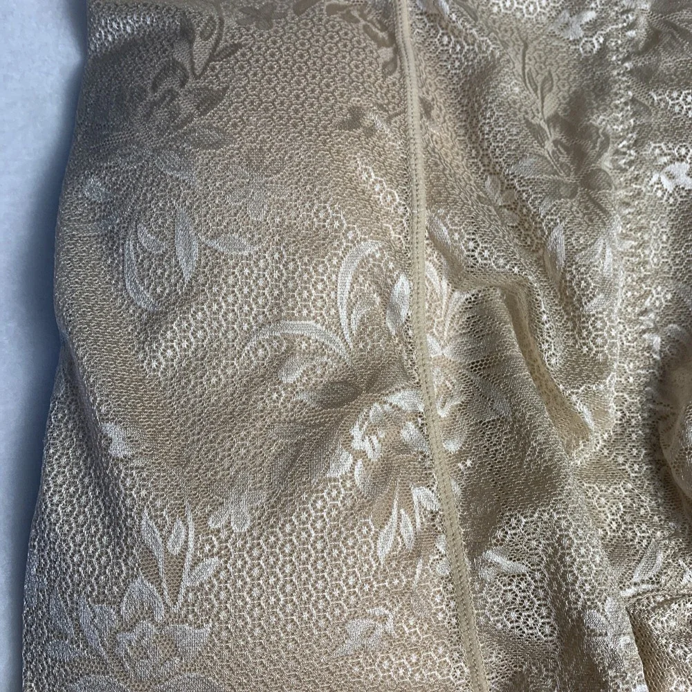 NWT Q-T Intimates Beige Nude Body Shaper Shorts Shapewear Booty Pads Size 1X XL‎